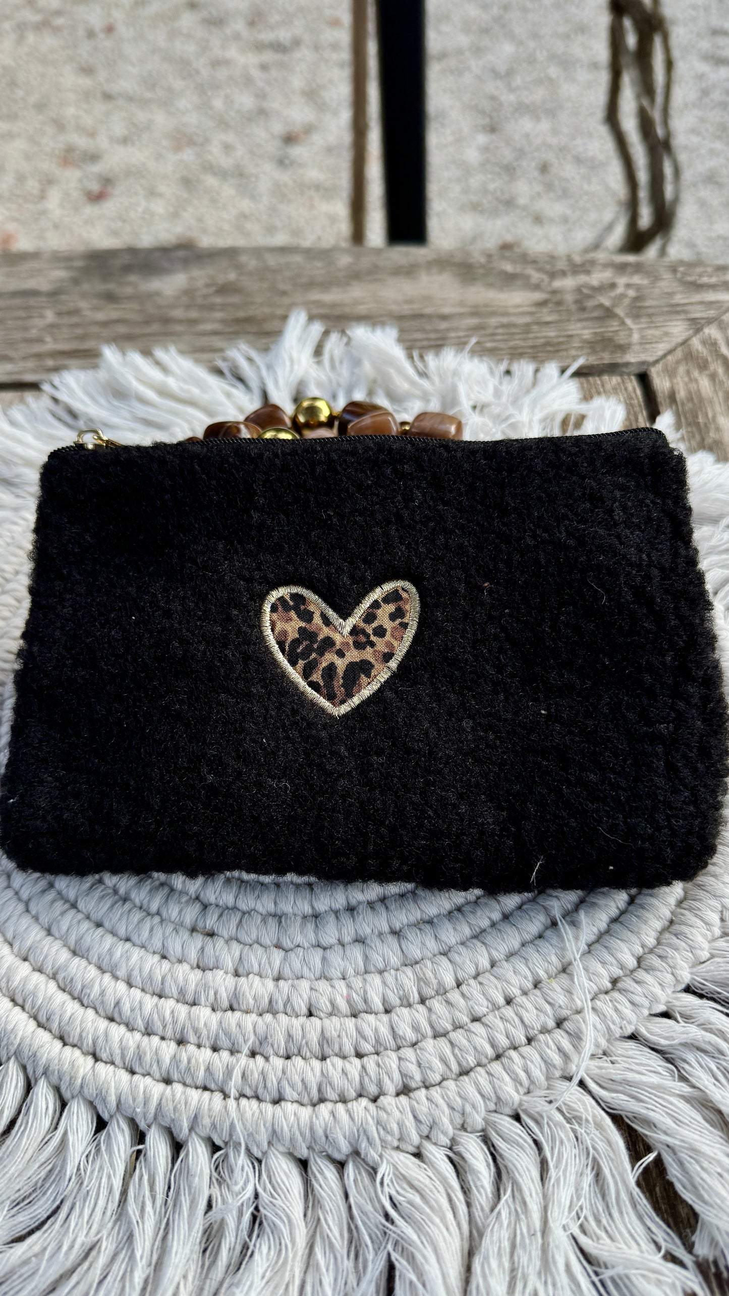 Pochette moumoute coeur loepard