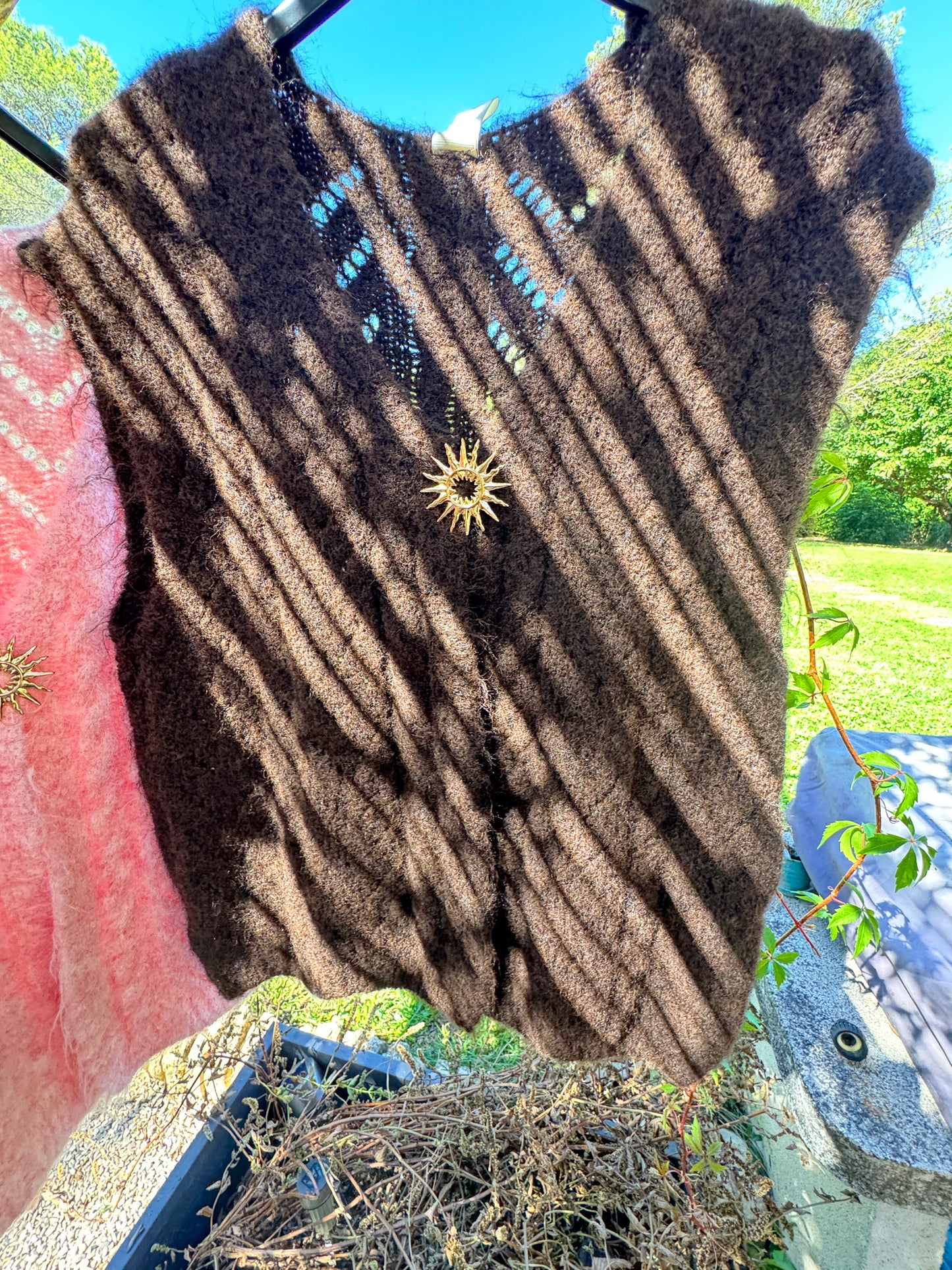 Gilet sans manche / broche soleil