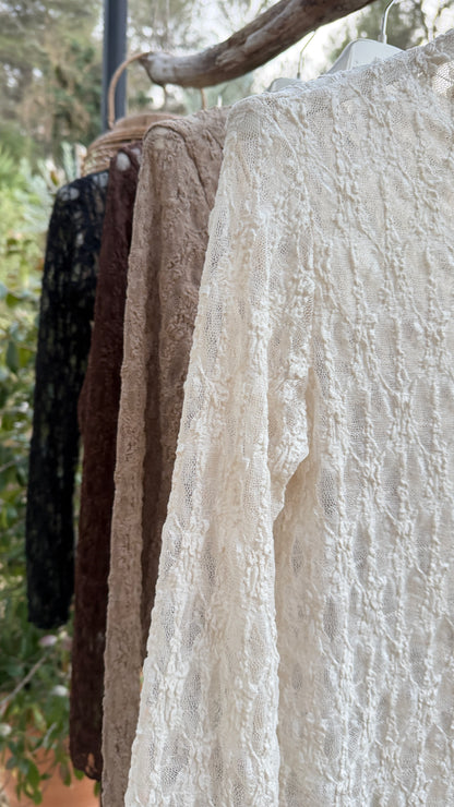 Top en dentelle col montant