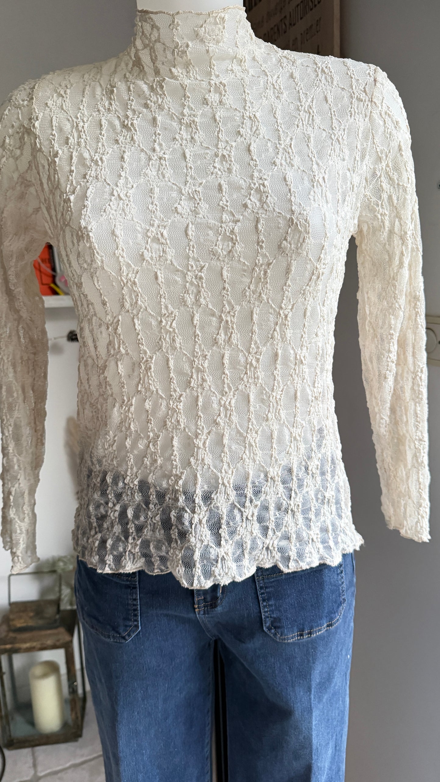 Top en dentelle col montant