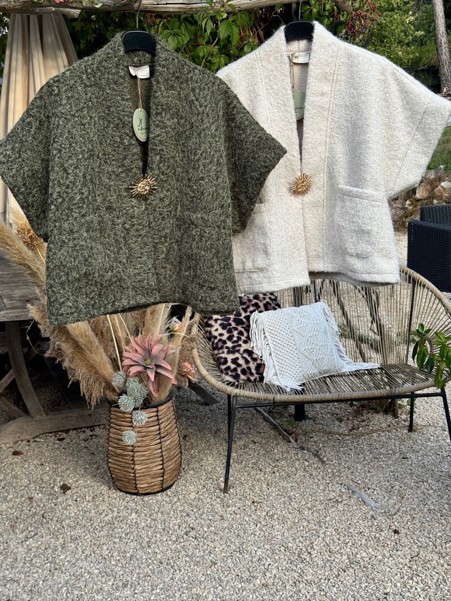 Gilet manches courte / broche soleil