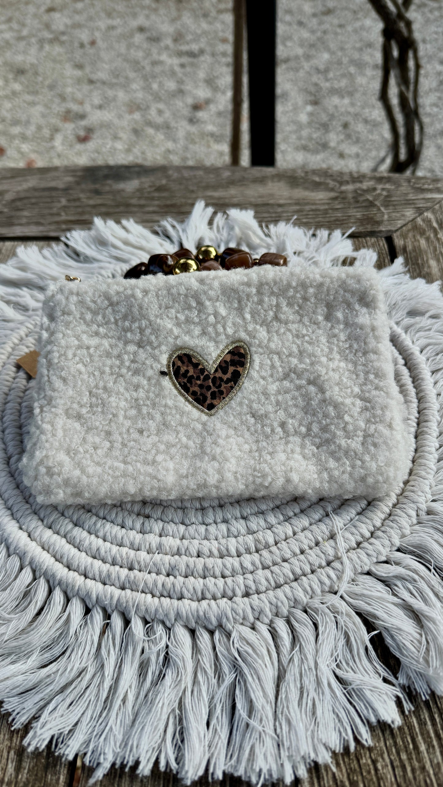 Pochette moumoute coeur loepard