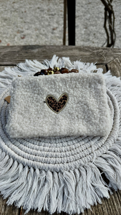 Pochette moumoute coeur loepard