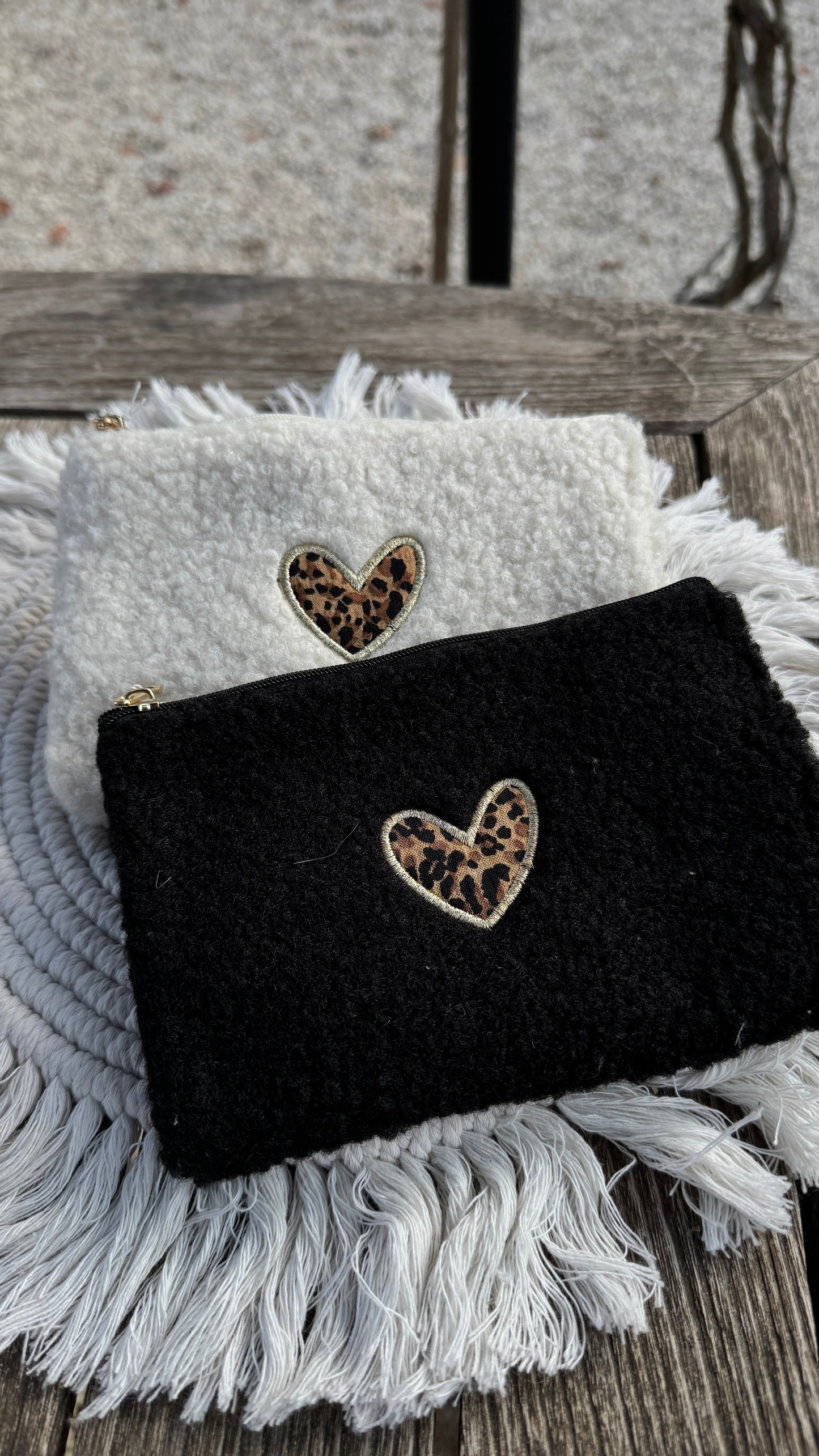 Pochette moumoute coeur loepard